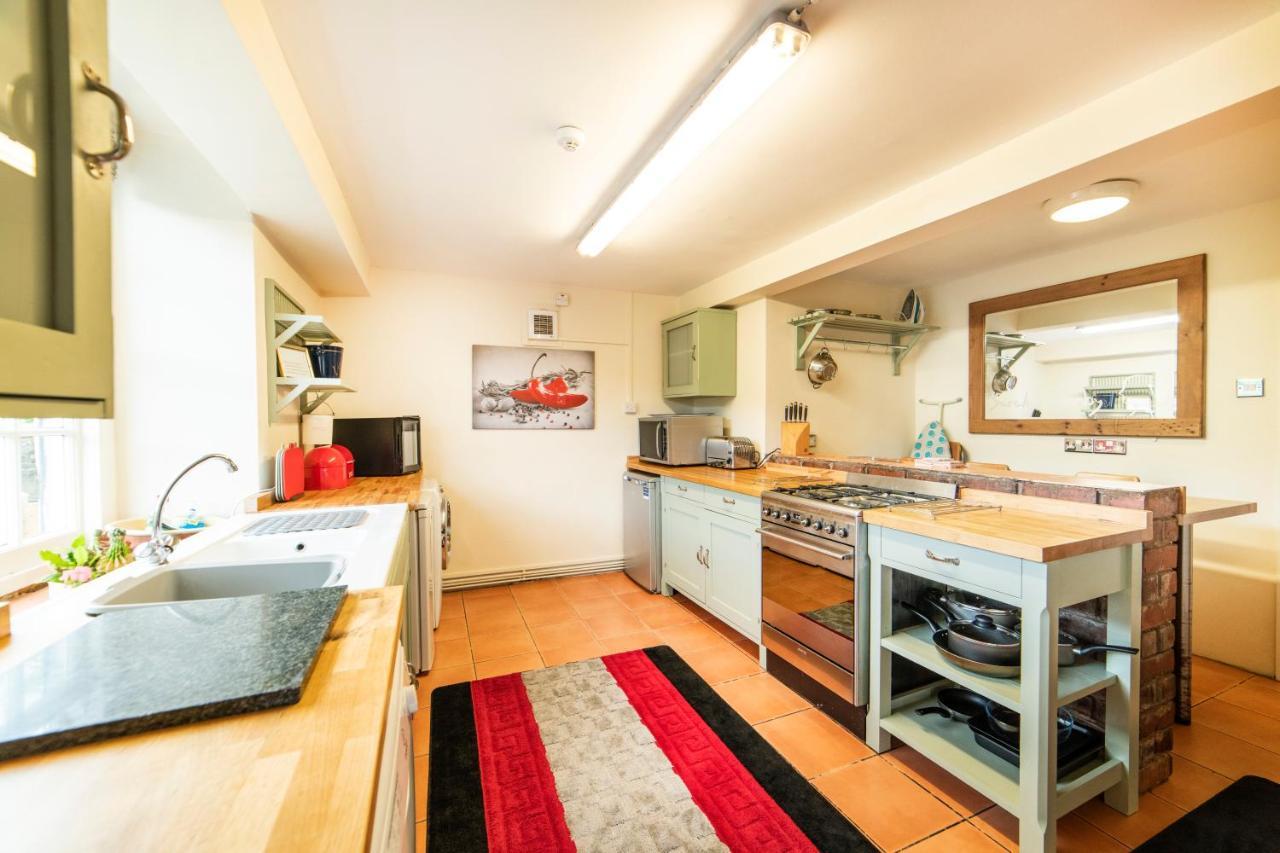 Self Catering Accommodation, Cornerstones, 16Th Century Luxury House Overlooking The River Llangollen Extérieur photo