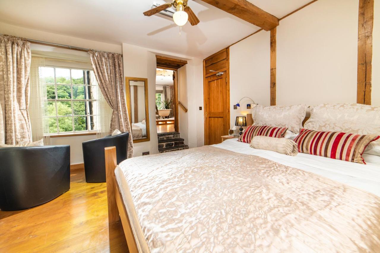 Self Catering Accommodation, Cornerstones, 16Th Century Luxury House Overlooking The River Llangollen Extérieur photo