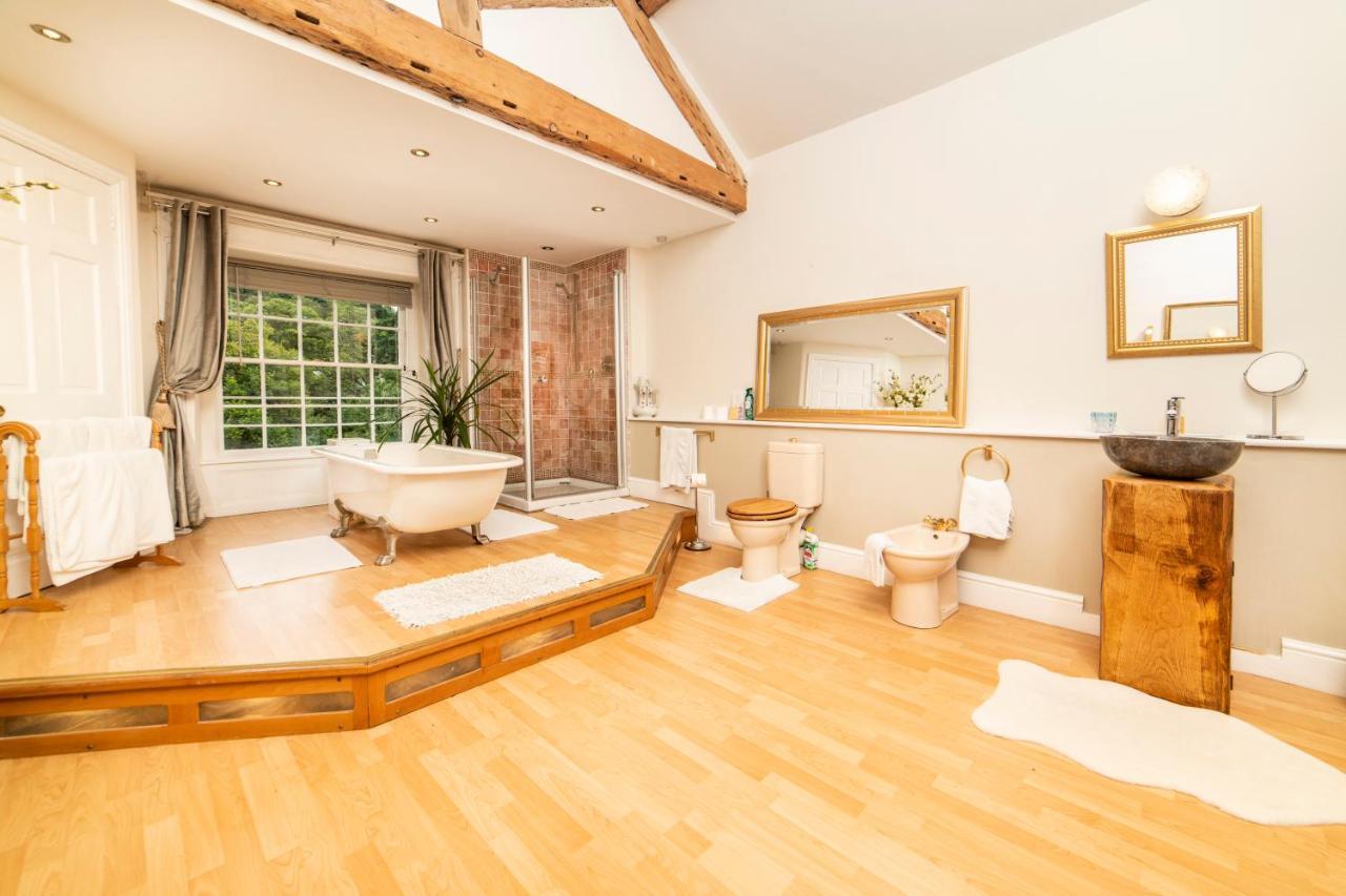 Self Catering Accommodation, Cornerstones, 16Th Century Luxury House Overlooking The River Llangollen Extérieur photo