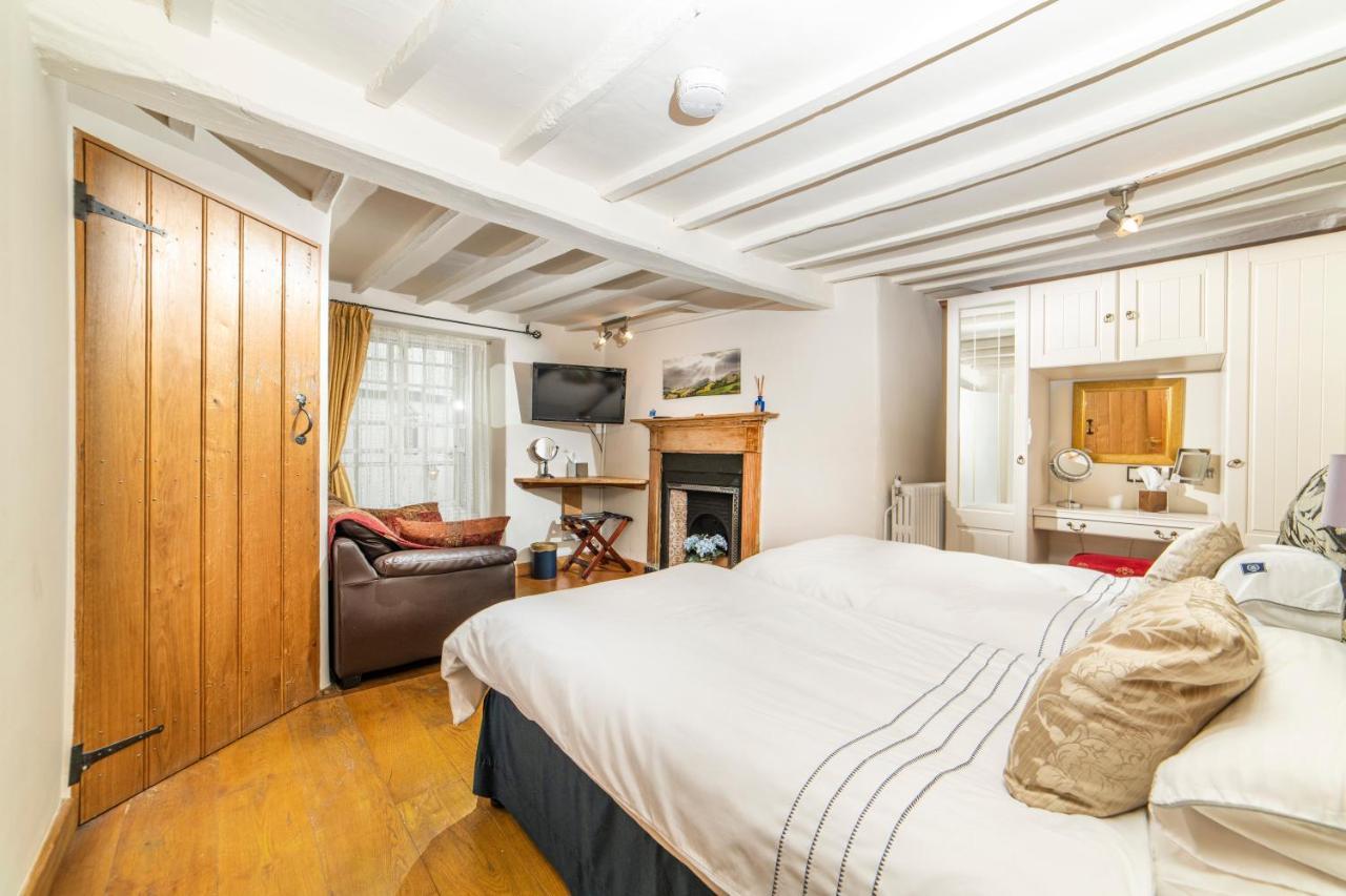 Self Catering Accommodation, Cornerstones, 16Th Century Luxury House Overlooking The River Llangollen Extérieur photo