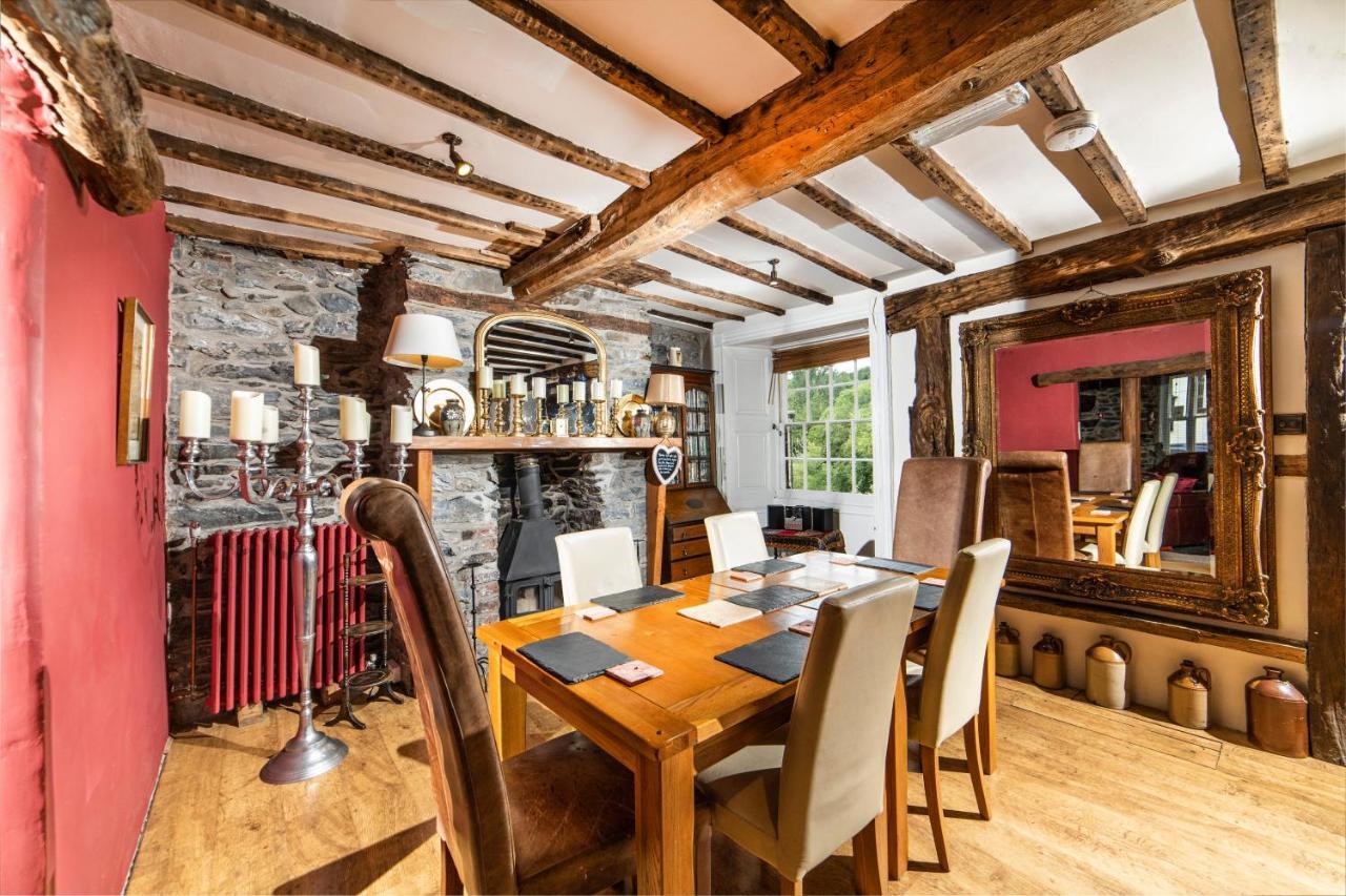 Self Catering Accommodation, Cornerstones, 16Th Century Luxury House Overlooking The River Llangollen Extérieur photo