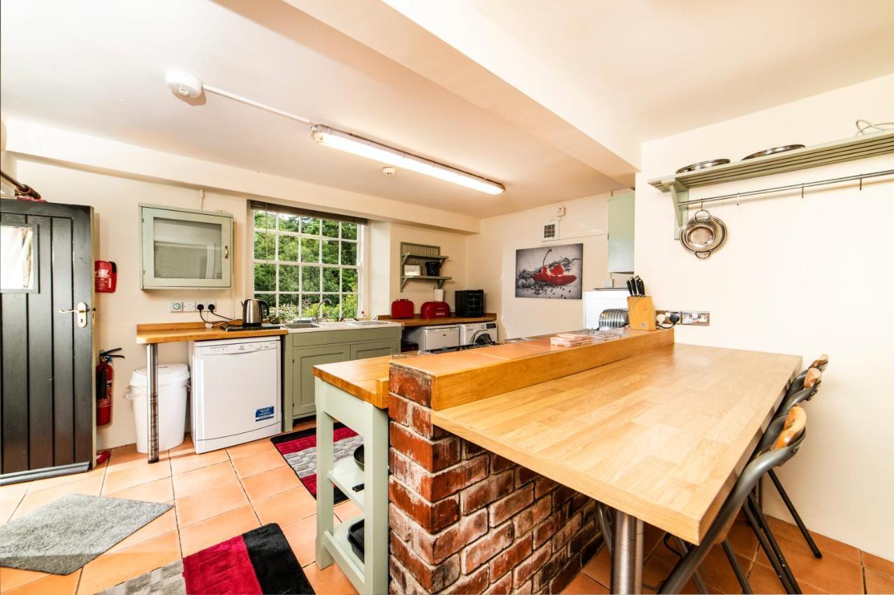 Self Catering Accommodation, Cornerstones, 16Th Century Luxury House Overlooking The River Llangollen Extérieur photo