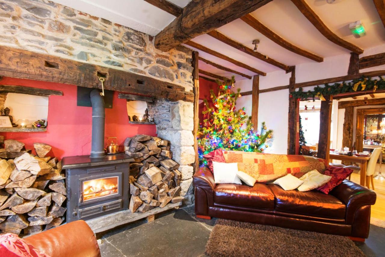 Self Catering Accommodation, Cornerstones, 16Th Century Luxury House Overlooking The River Llangollen Extérieur photo