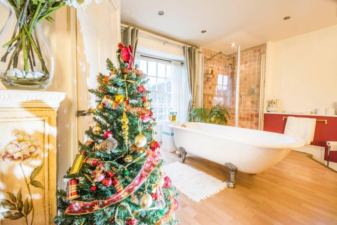 Self Catering Accommodation, Cornerstones, 16Th Century Luxury House Overlooking The River Llangollen Extérieur photo