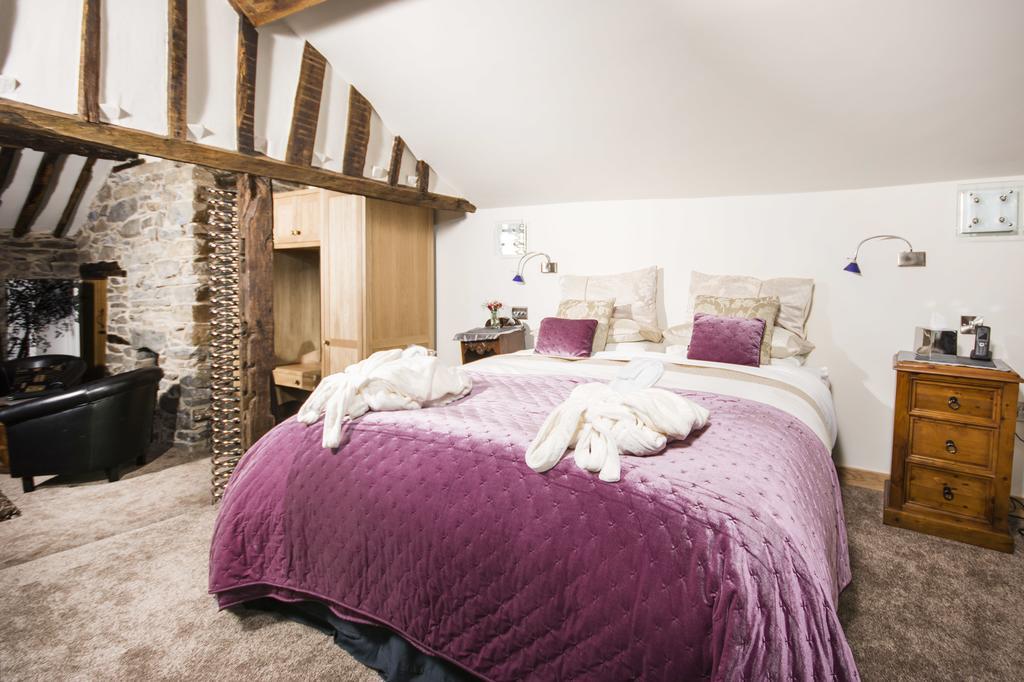 Self Catering Accommodation, Cornerstones, 16Th Century Luxury House Overlooking The River Llangollen Extérieur photo