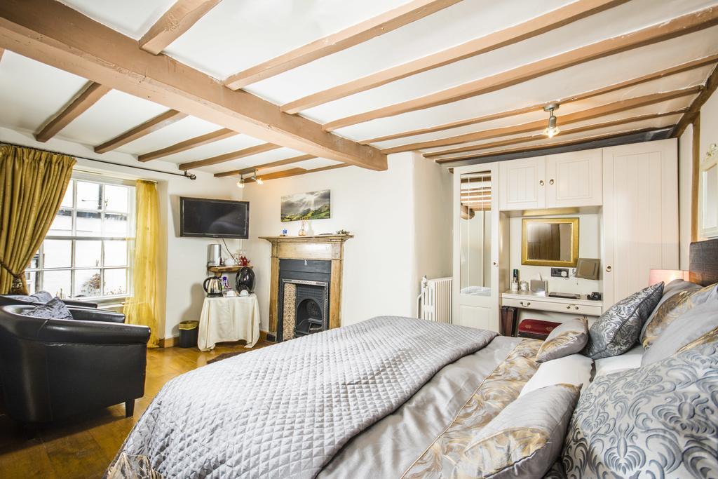 Self Catering Accommodation, Cornerstones, 16Th Century Luxury House Overlooking The River Llangollen Extérieur photo