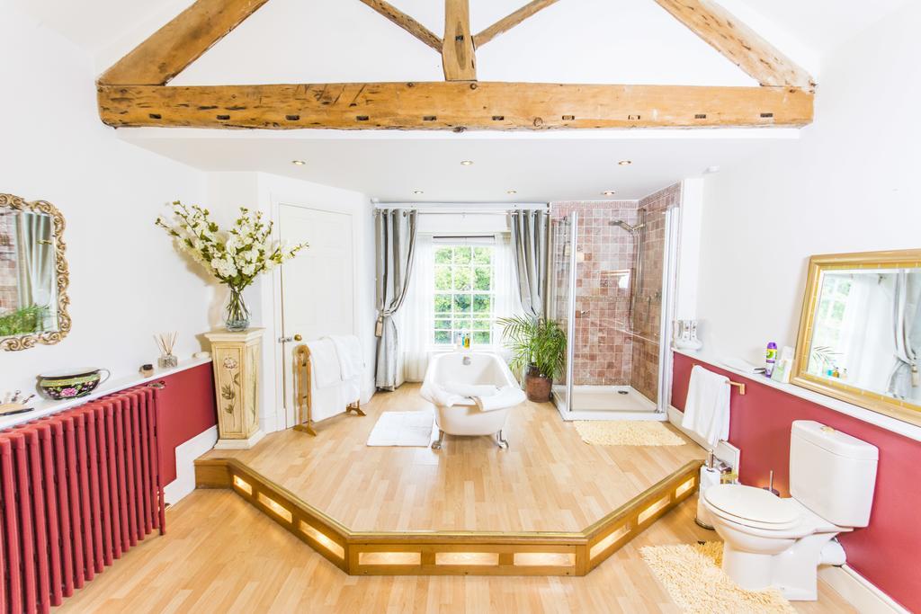 Self Catering Accommodation, Cornerstones, 16Th Century Luxury House Overlooking The River Llangollen Extérieur photo
