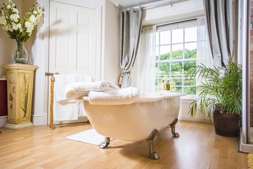 Self Catering Accommodation, Cornerstones, 16Th Century Luxury House Overlooking The River Llangollen Extérieur photo