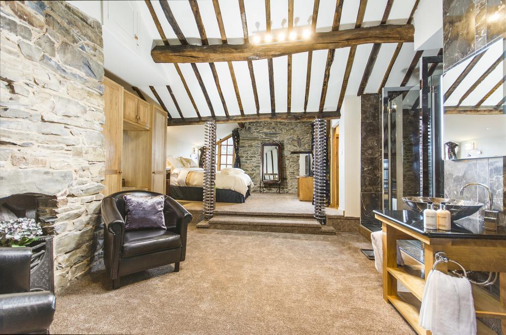 Self Catering Accommodation, Cornerstones, 16Th Century Luxury House Overlooking The River Llangollen Extérieur photo