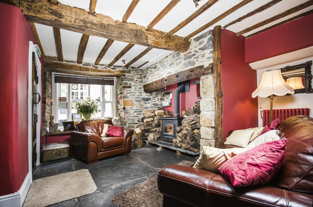 Self Catering Accommodation, Cornerstones, 16Th Century Luxury House Overlooking The River Llangollen Extérieur photo