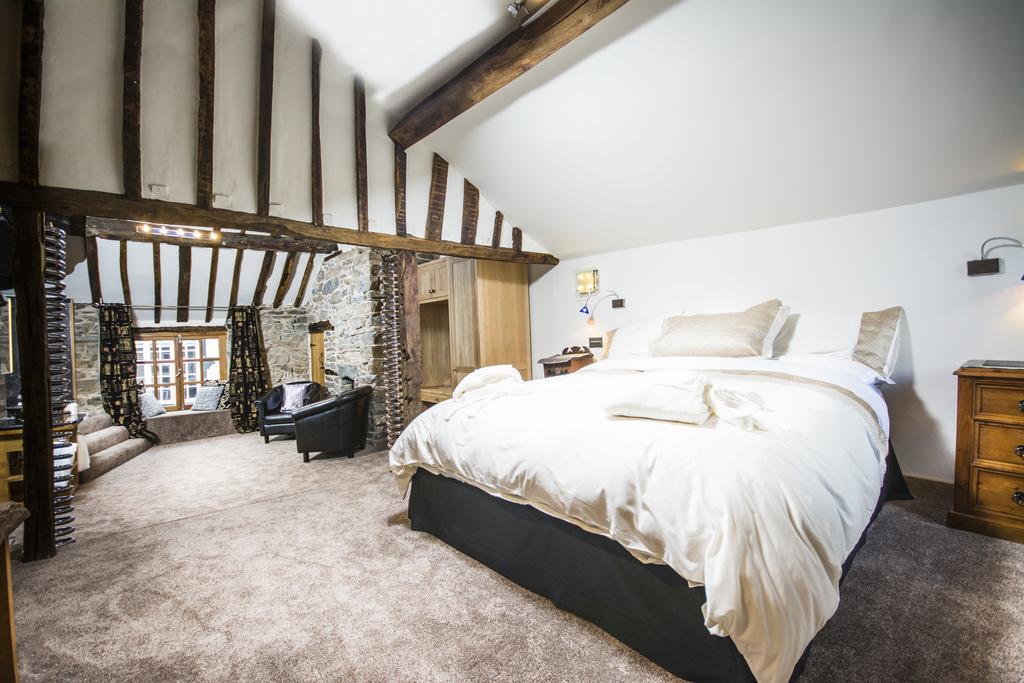 Self Catering Accommodation, Cornerstones, 16Th Century Luxury House Overlooking The River Llangollen Extérieur photo