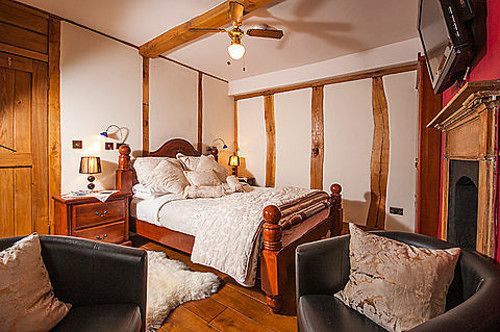 Self Catering Accommodation, Cornerstones, 16Th Century Luxury House Overlooking The River Llangollen Extérieur photo